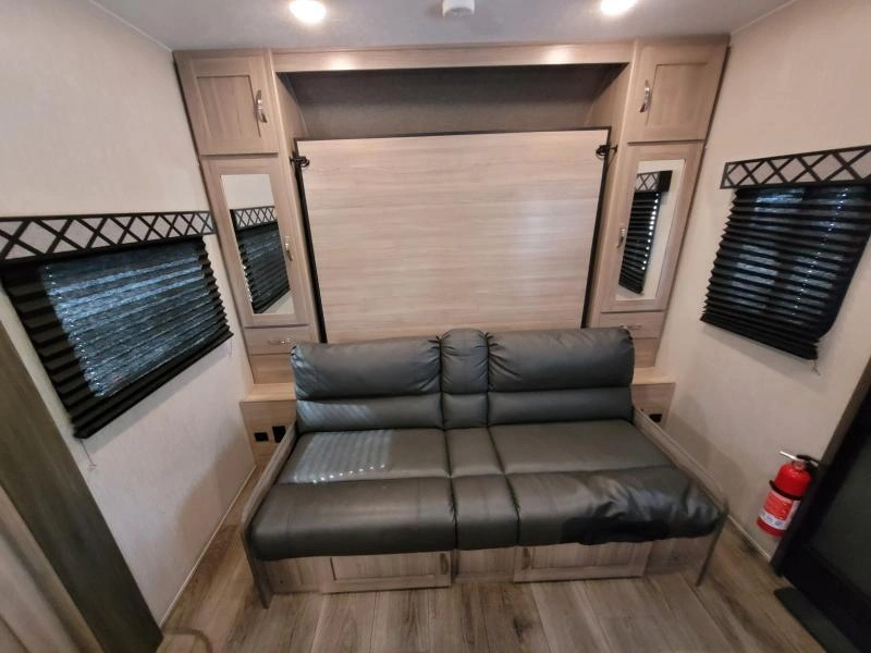 Coachmen Freedom Express 238bhs 2021 alt