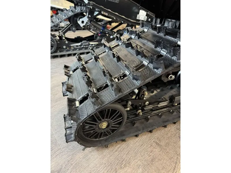 Polaris 650 Indy Adventure 137 Shadow Gray / Gloss Black 2025