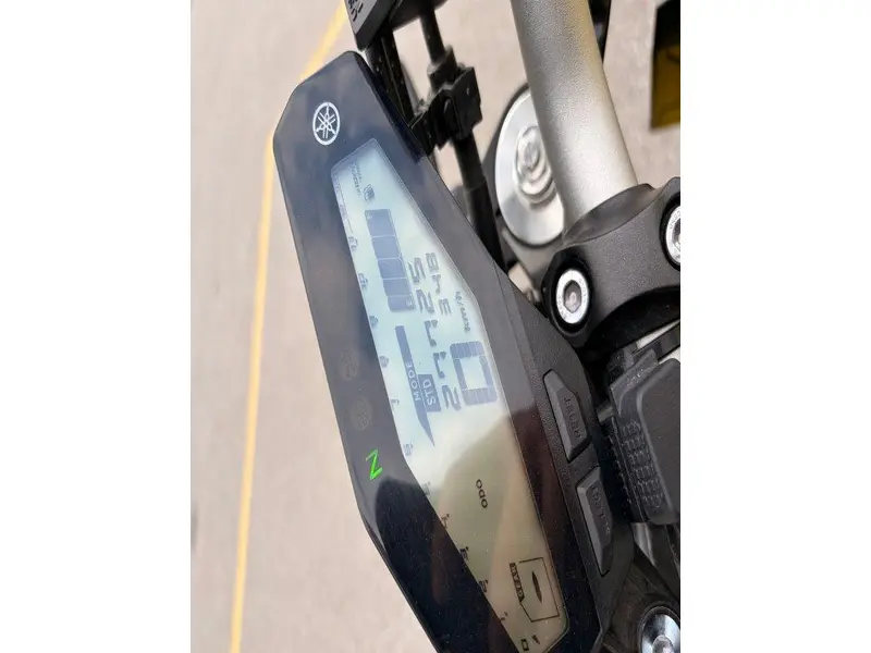 2016 Yamaha FZ09 thumbnail 11