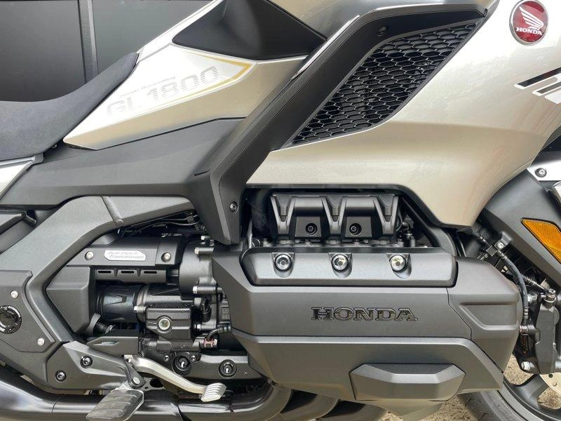 2025 Honda Gold Wing alt