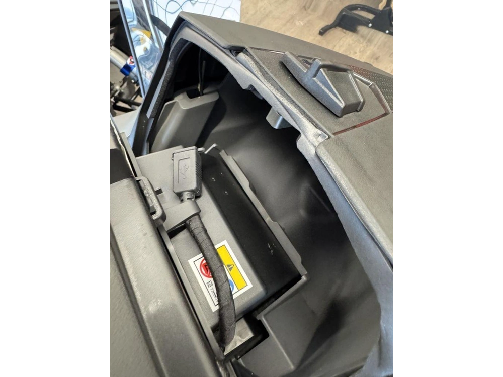 2025 Polaris 650 Indy Adventure 137 Shadow Gray / Gloss Black alt