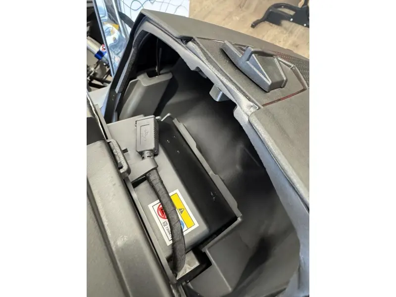 Polaris 650 Indy Adventure 137 Shadow Gray / Gloss Black 2025