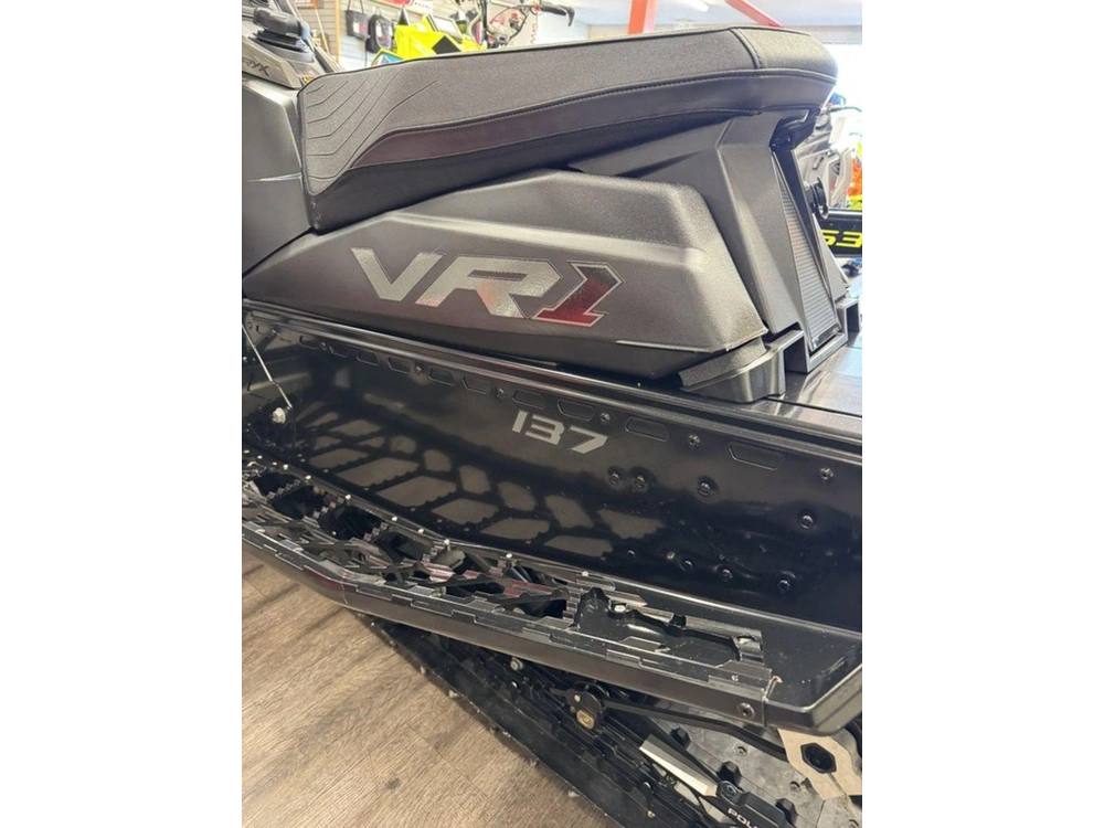 2025 Polaris Boost Indy Vr1 137 Shadow Gray / Gloss Black alt