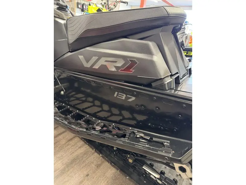 Polaris Boost Indy VR1 137 Shadow Gray / Gloss Black 2025