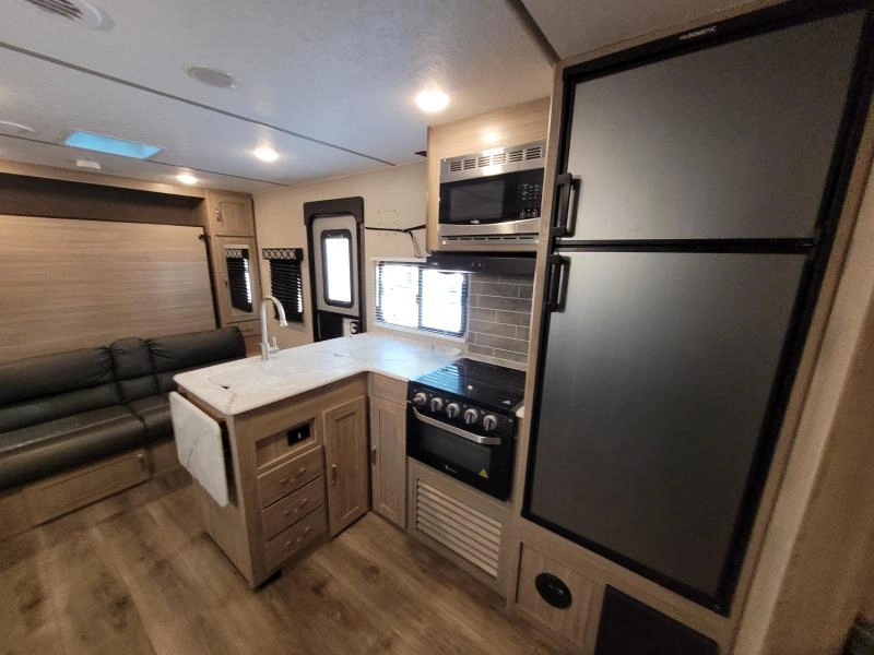 Coachmen Freedom Express 238bhs 2021 alt