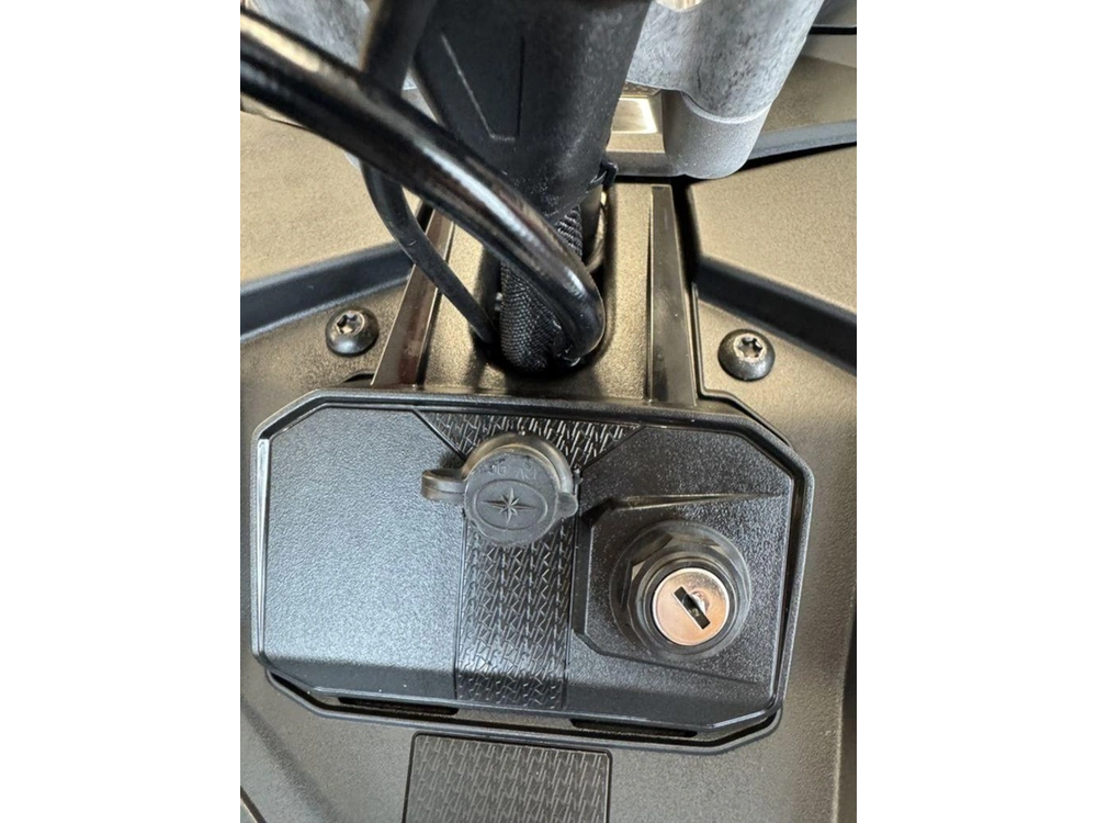 2025 Polaris 650 Indy Adventure 137 Shadow Gray / Gloss Black alt