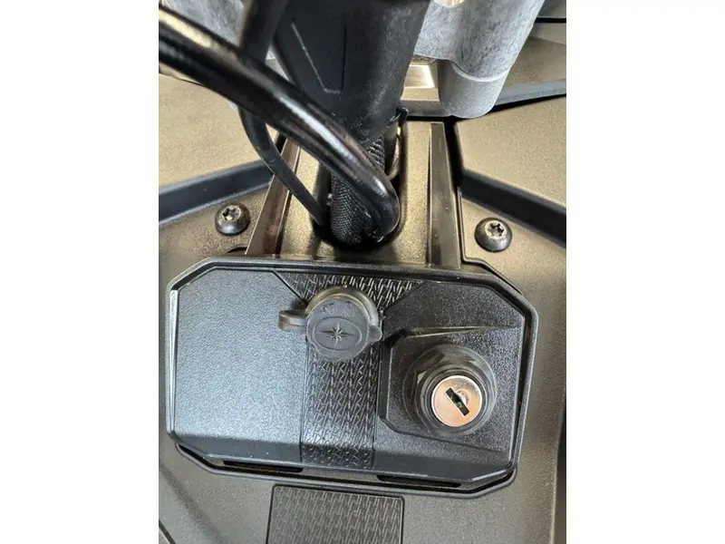 Polaris 650 Indy Adventure 137 Shadow Gray / Gloss Black 2025