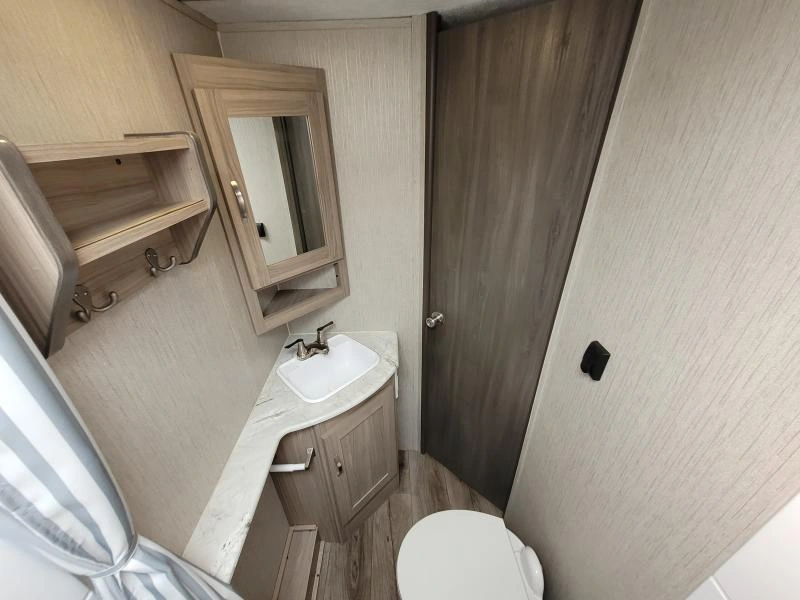 Coachmen Freedom Express 238bhs 2021 alt