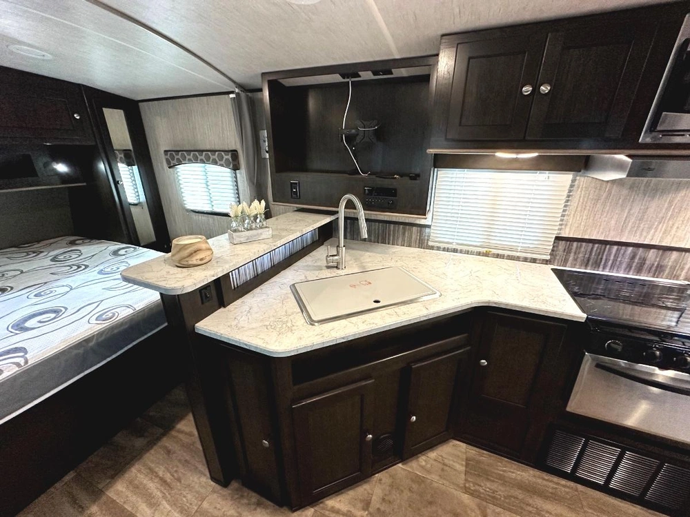 2018 Cruiser Rv Shadow Cruiser 225rbs alt
