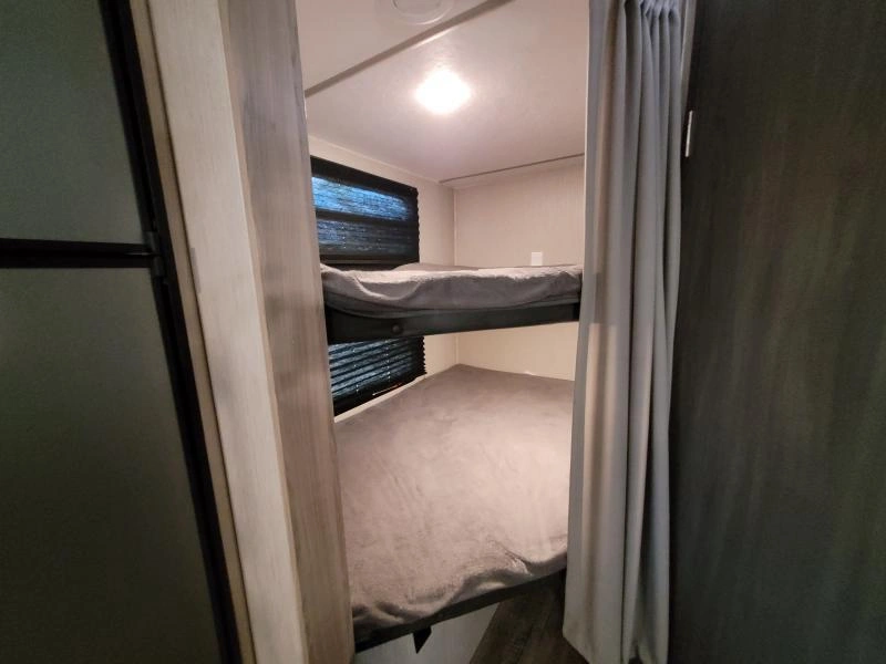 Coachmen Freedom Express 238bhs 2021 alt