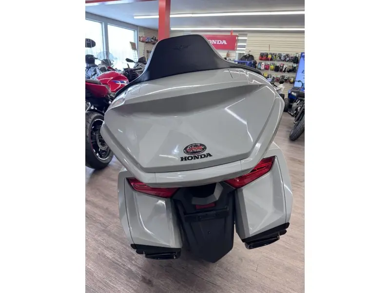 2026 Honda Gold Wing Tour thumbnail 3