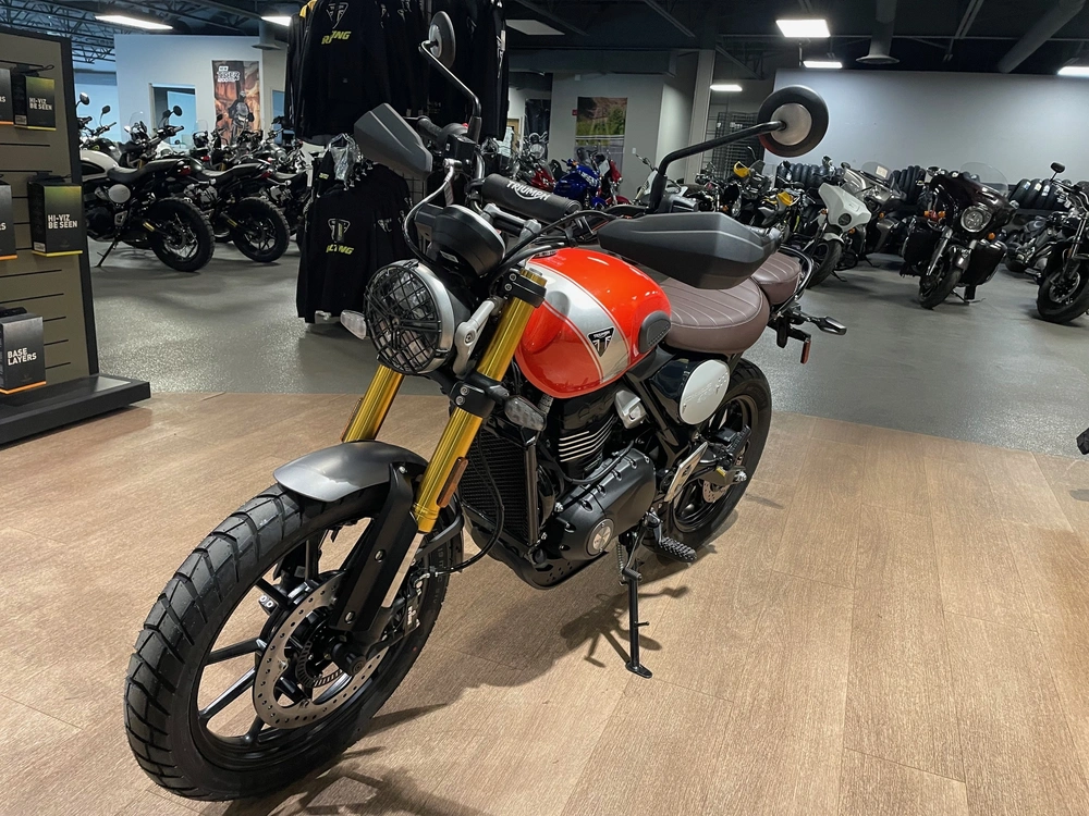 2026 Triumph Scrambler 400 X - Baja Orange / Aluminum Silver alt