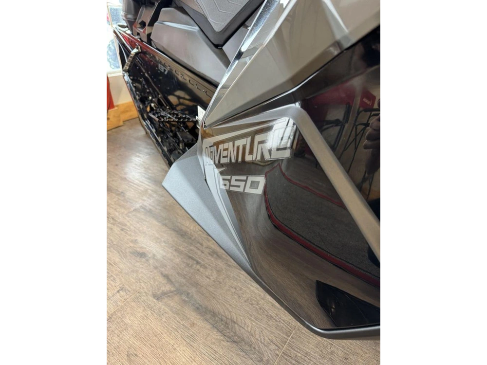 2025 Polaris 650 Indy Adventure 137 Shadow Gray / Gloss Black alt
