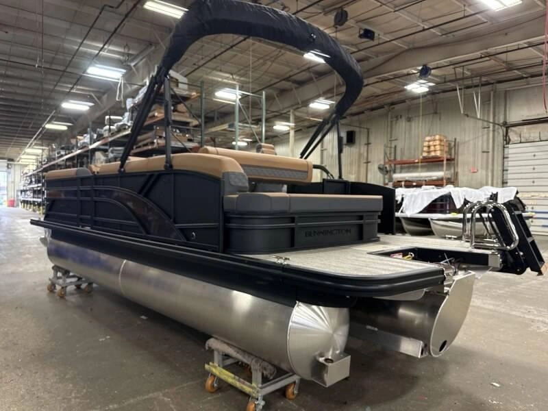 Bennington Marine 22s Swingback Luxe 3t Noir Mat 2026 alt