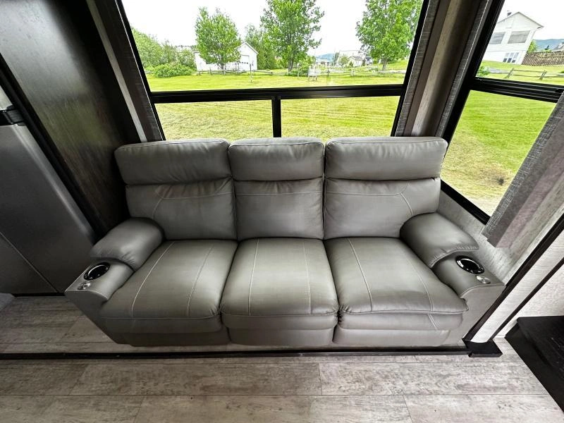Grand Design Momentum 354m 2018 alt