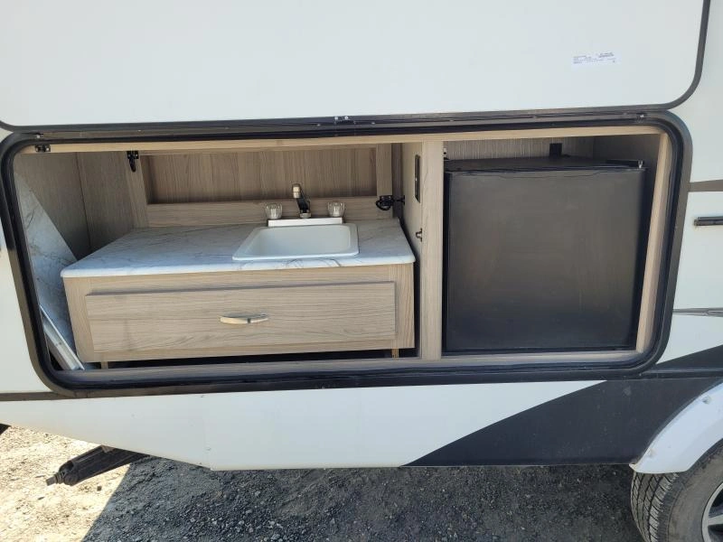 Coachmen Freedom Express 238bhs 2021 alt