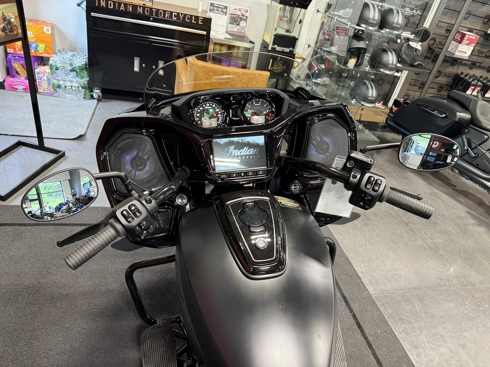 2026 Indian Motorcycle Challenger 112 Dark Horse® With Powerband Audio alt