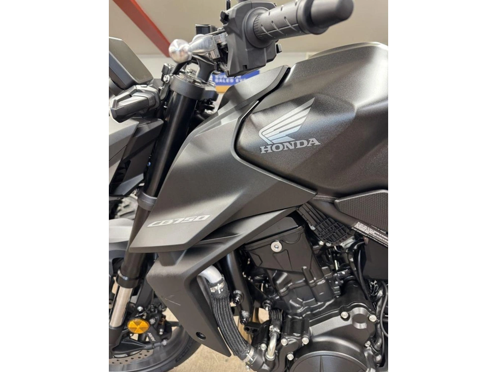 2025 Honda Cb750 alt