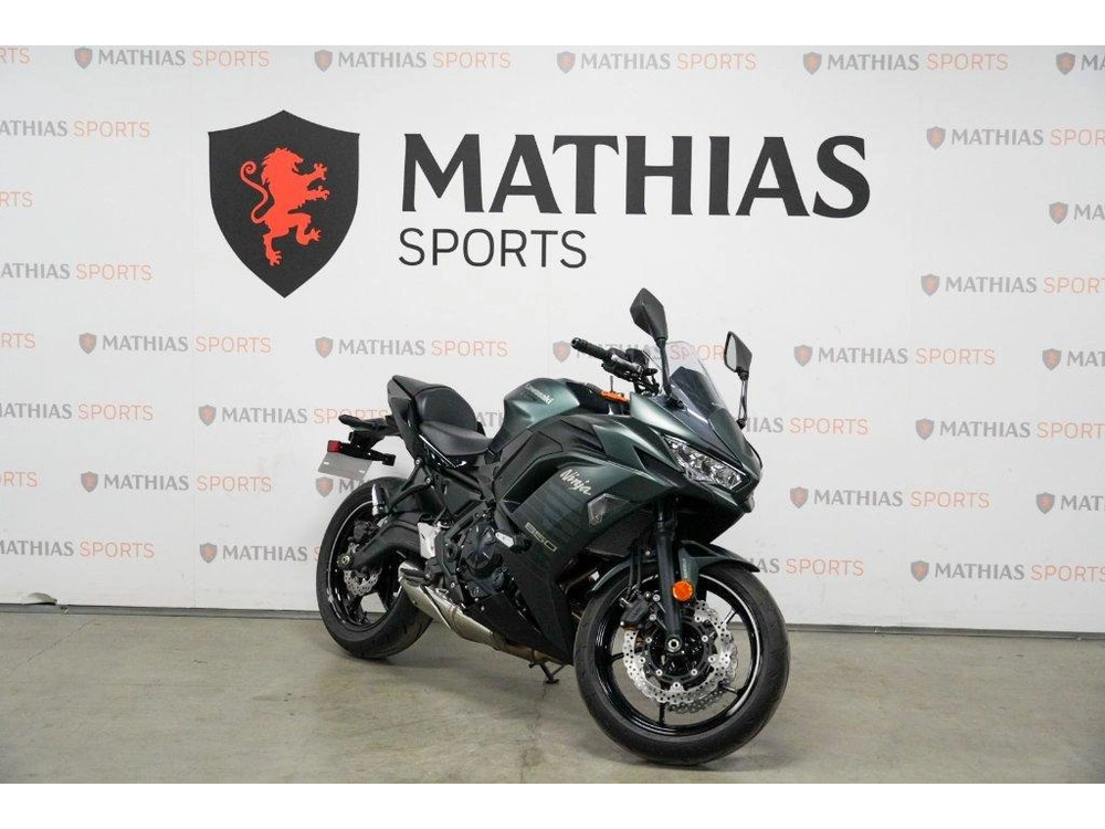 2025 Kawasaki Ninja 650 alt