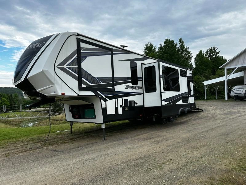 Grand Design Momentum 354m 2018 alt