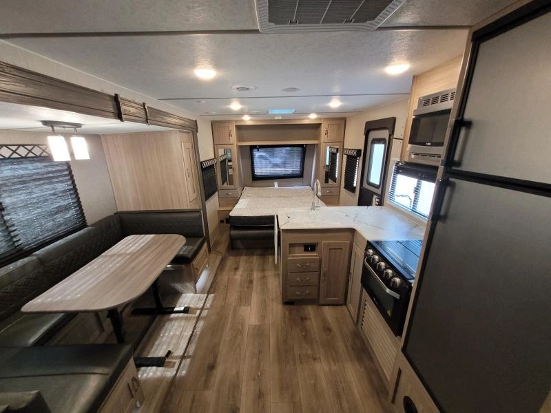 Coachmen Freedom Express 238bhs 2021 alt