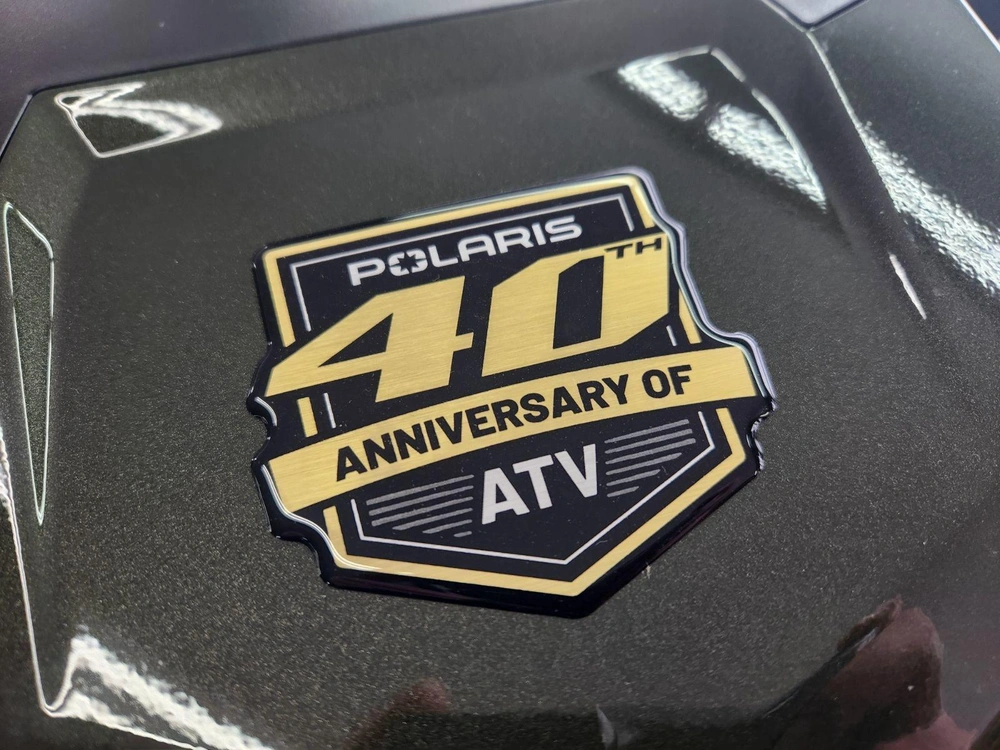 Polaris Polaris Sportsman 570 Premium – 40e Anniversaire Édition Treeline Green Metallic Série Limitée** 2026 alt