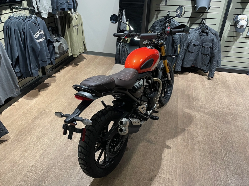 2026 Triumph Scrambler 400 X - Baja Orange / Aluminum Silver alt