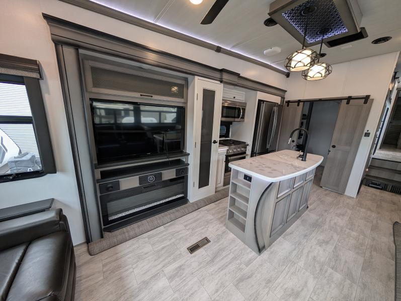 2023 Keystone RV Montana thumbnail 11