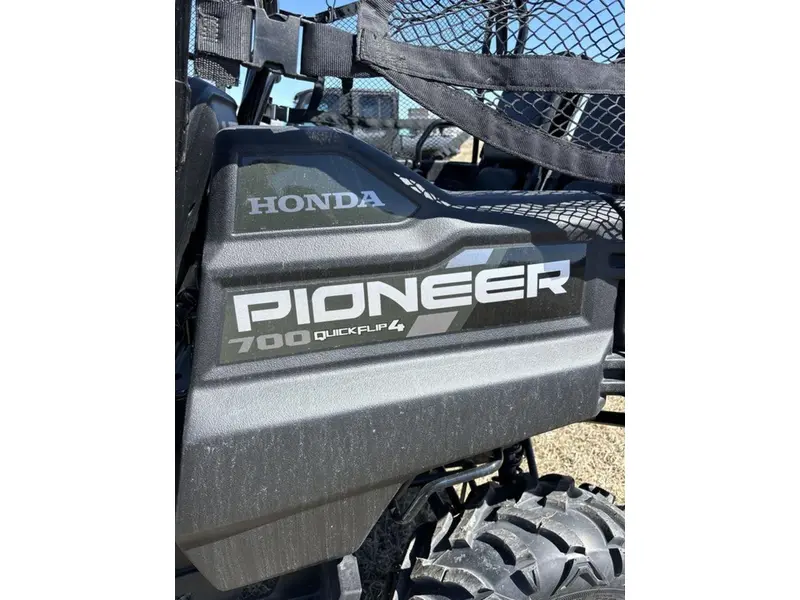 2025 Honda Pioneer 700-4P DLX thumbnail 13