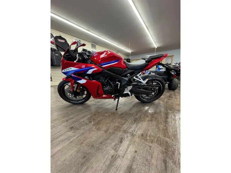 2026 Honda CBR650R E-Clutch ABS thumbnail 3