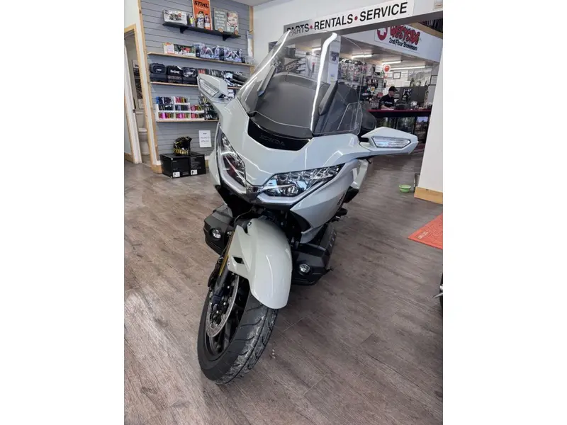 2026 Honda Gold Wing Tour thumbnail 2