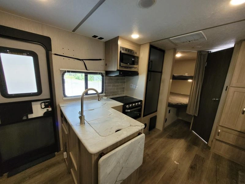 Coachmen Freedom Express 238bhs 2021 alt
