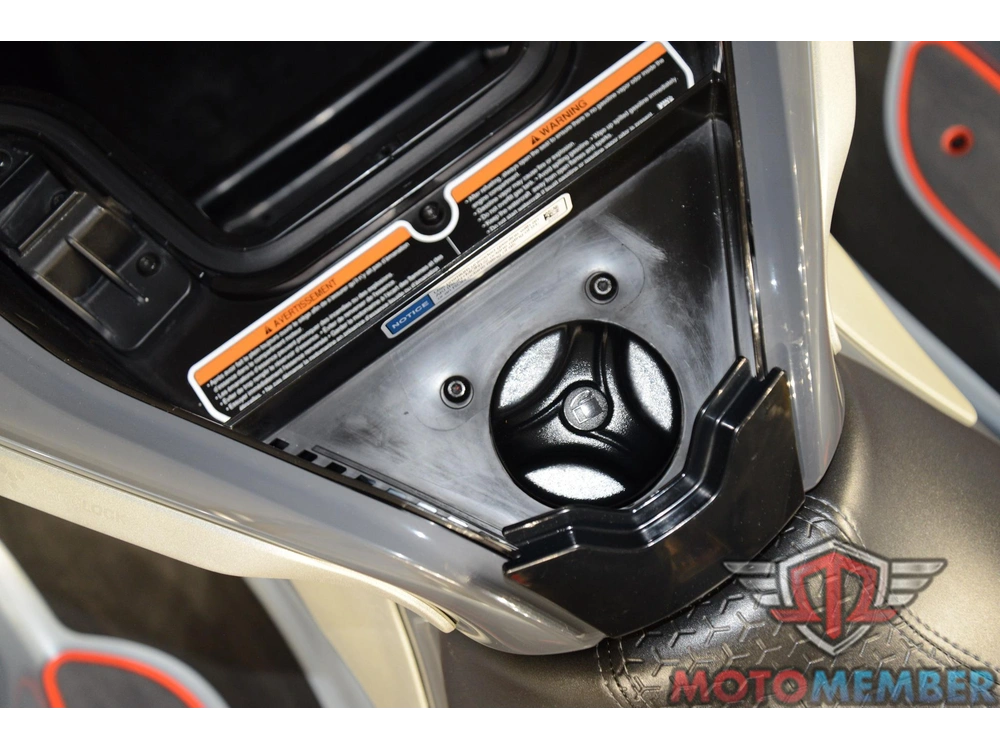 2024 Sea-doo Rxt-x™ 325 Ice Metal / Manta Green alt