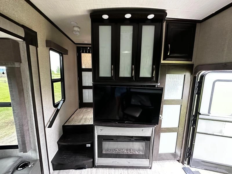 Grand Design Momentum 354m 2018 alt