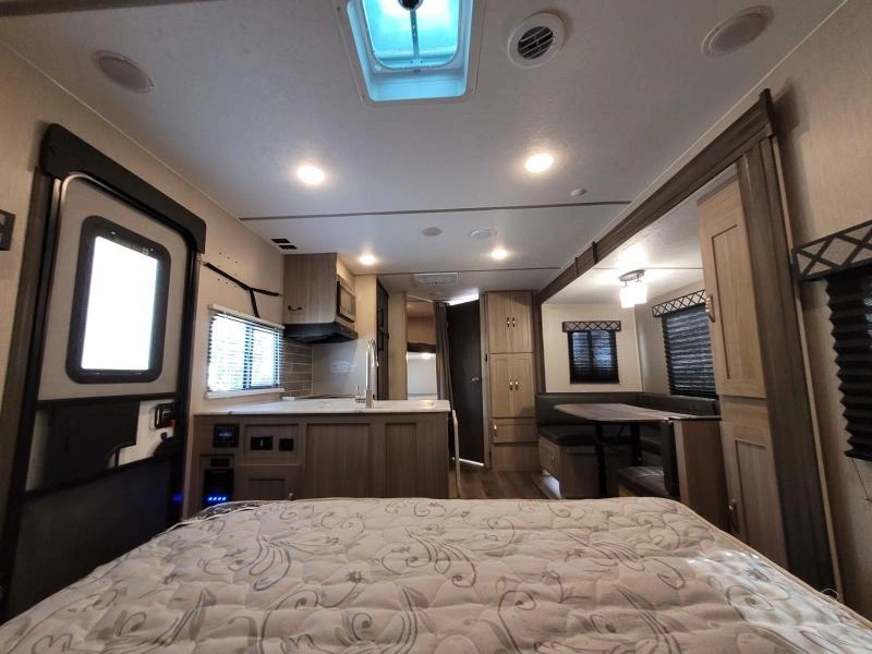 Coachmen Freedom Express 238bhs 2021 alt