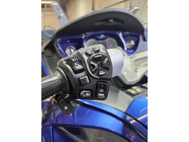 2011 Can-Am Roadster RT S thumbnail 3