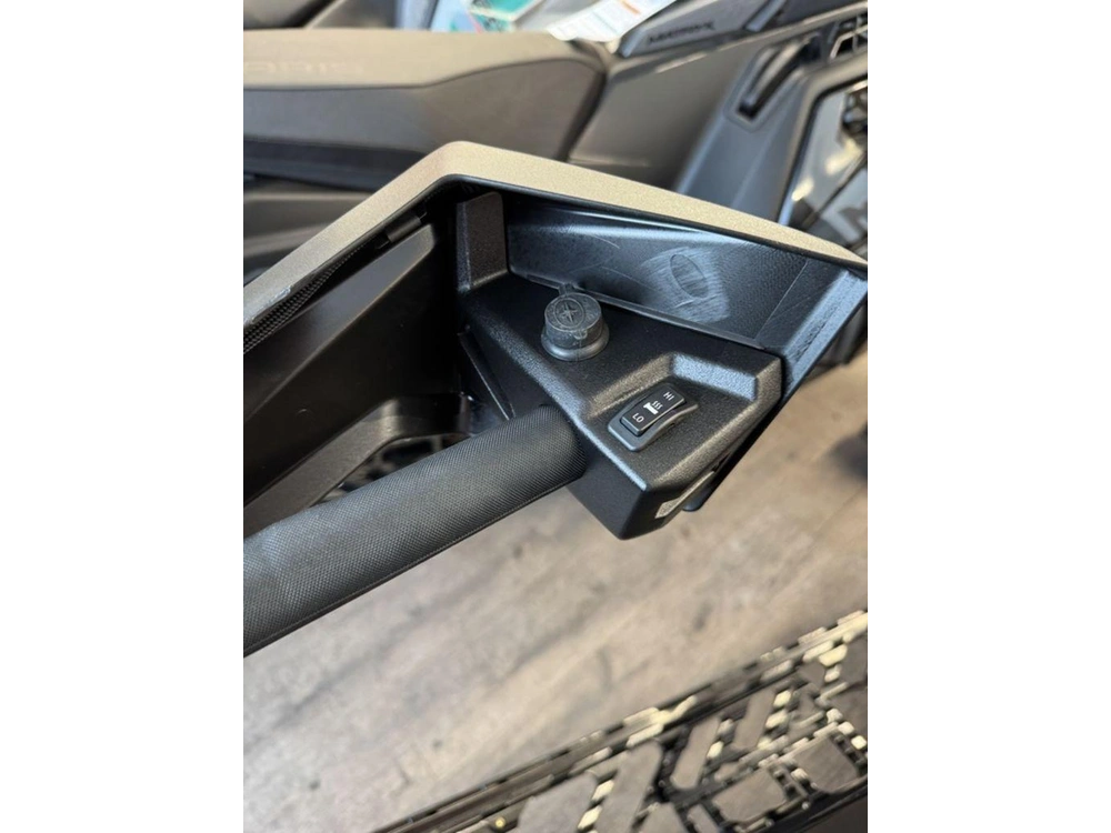 2025 Polaris 650 Indy Adventure 137 Shadow Gray / Gloss Black alt