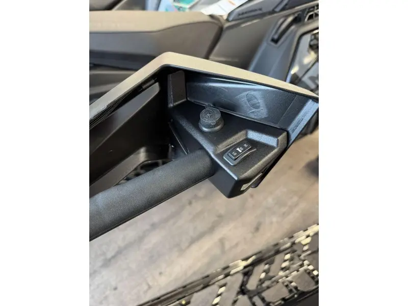 Polaris 650 Indy Adventure 137 Shadow Gray / Gloss Black 2025