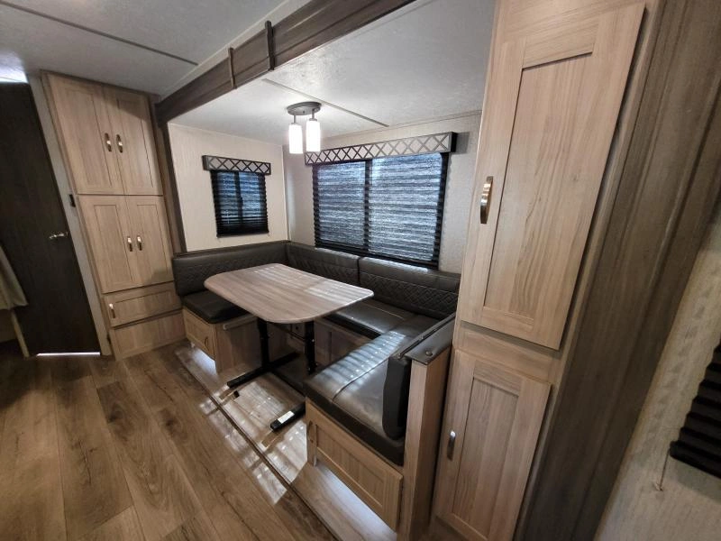Coachmen Freedom Express 238bhs 2021 alt
