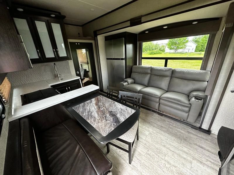 Grand Design Momentum 354m 2018 alt
