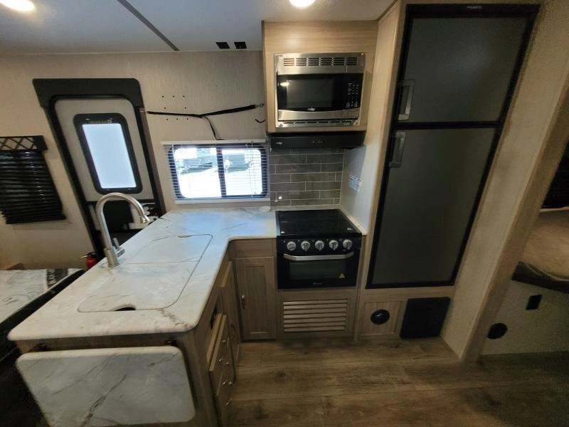 Coachmen Freedom Express 238bhs 2021 alt