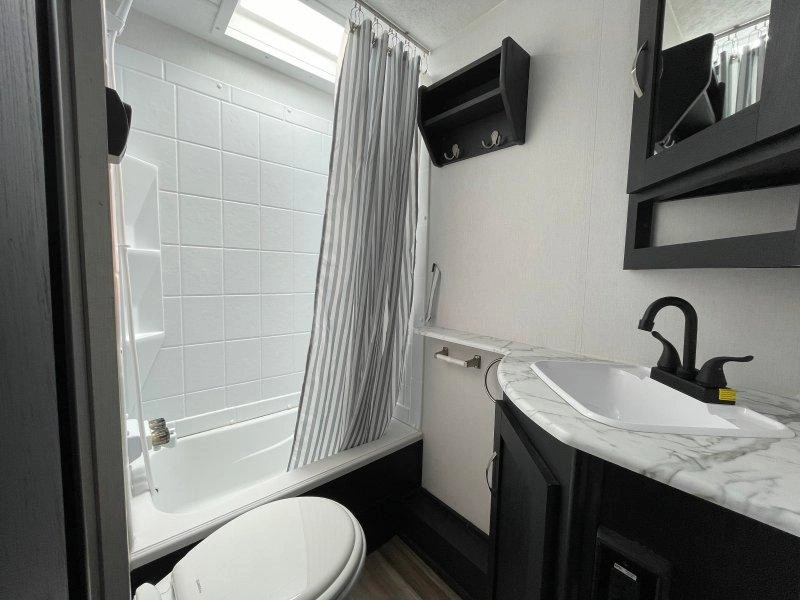 Coachmen Freedom Express 238bhs 2022 alt