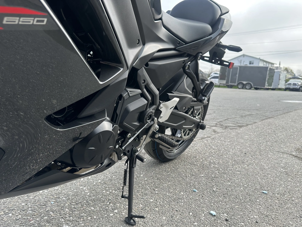2026 Kawasaki Ninja 650 alt