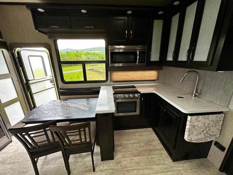 Grand Design Momentum 354m 2018 alt
