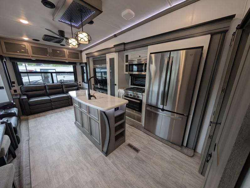2023 Keystone RV Montana thumbnail 8
