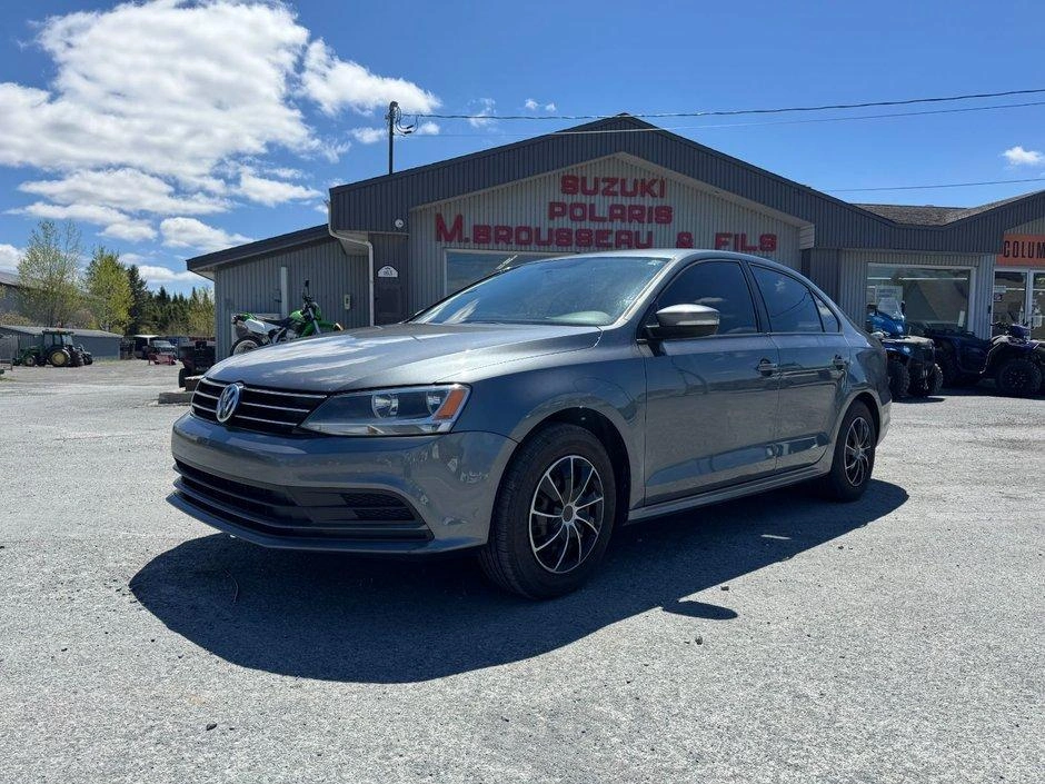 Volkswagen Jetta Tremdline 2015 alt