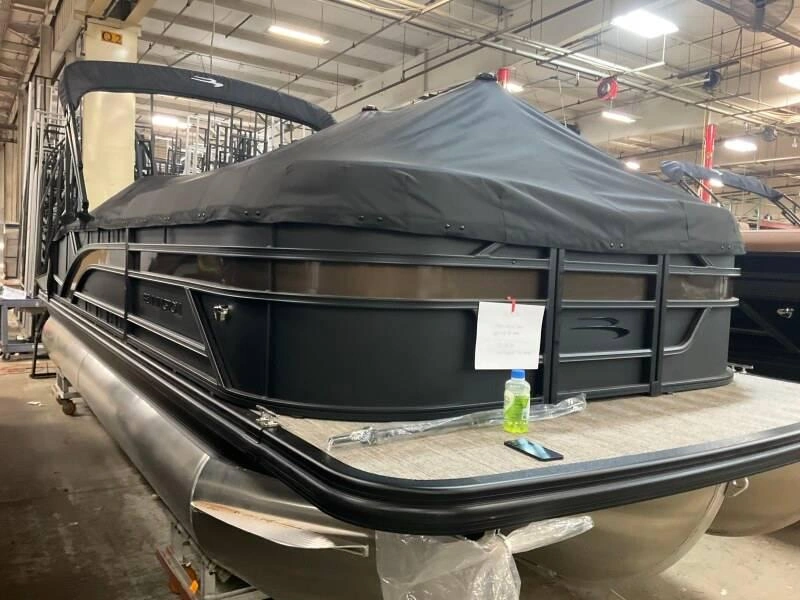 Bennington Marine 22s Swingback Luxe 3t Noir Mat 2026 alt