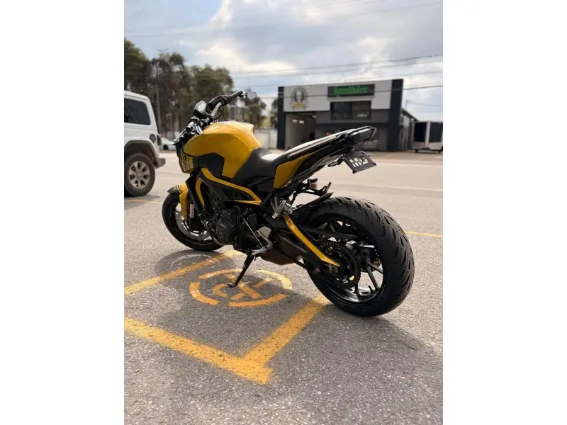2016 Yamaha FZ09 thumbnail 6
