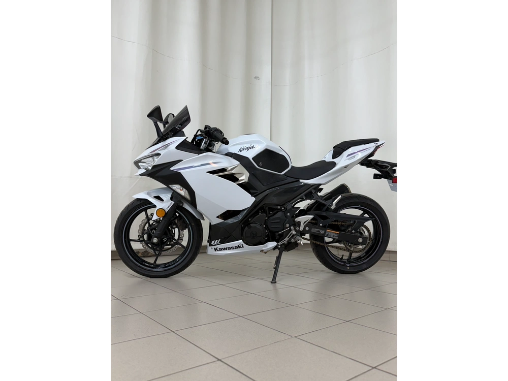 2023 Kawasaki Ninja 400 alt