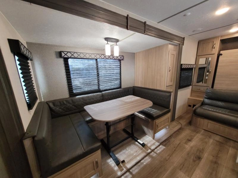 Coachmen Freedom Express 238bhs 2021 alt